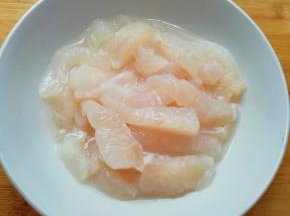 将目鱼肉切成长条，先用厨房用纸吸干表面水分，再用姜汁、花雕酒腌渍10分钟，这样可以最大化的让鱼条吸收味道。