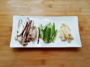 冬菇、黄瓜和冬笋分别切成长条，泡发好的木耳撕成片备用。