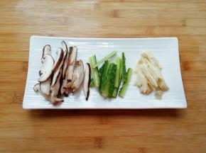 冬菇、黄瓜和冬笋分别切成长条，泡发好的木耳撕成片备用。