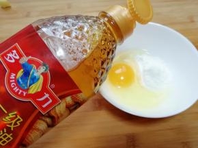 调脆炸糊，把鸡蛋和淀粉和成稠糊，加盐和多力浓香花生油搅拌均匀，多力浓香花生油在这里的调入，起到了融合丝滑，增加口感的关键作用。