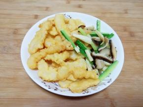将目鱼条均匀的裹上炸糊下入，炸至金黄色后，倒入冬菇、冬笋、黄瓜和木耳汆一下，一并倒入漏勺沥油备用。