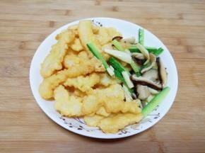将目鱼条均匀的裹上炸糊下入，炸至金黄色后，倒入冬菇、冬笋、黄瓜和木耳汆一下，一并倒入漏勺沥油备用。