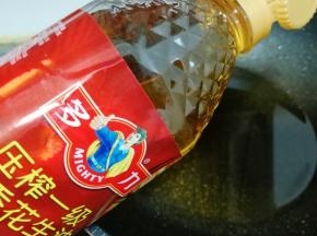炒锅烧热，倒入多力浓香花生油烧至六成热。