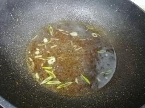 原锅留有少许余油，回火，小火爆香葱丝、姜丝和蒜片，烹姜汁、花雕酒、醋、肉清汤，放盐和白糖，汤开以后，小火煮3分钟。