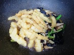 倒入目鱼条、冬菇、冬笋、黄瓜和木耳翻炒均匀。