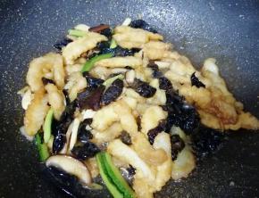 以湿淀粉勾芡，淋花椒油出锅。