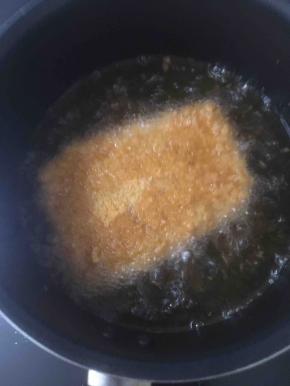 放锅里炸至金黄色即可捞起，记住油一定要没过猪扒，时不时翻下面