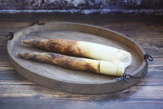 先用刀把春笋的老根切下去，再用刀在春笋的表面轻轻的划一刀，沿着刀缝处用手往两边掰，春笋的外衣就能很轻松的剥下来了。