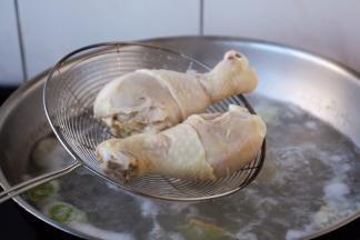 用冷水将鸡腿焯水，捞出备用。