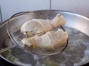 用冷水将鸡腿焯水，捞出备用。