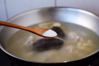 放入少许（依个人口味）的盐调味即可。