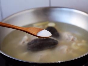 放入少许（依个人口味）的盐调味即可。