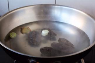 将水煮开，放2片姜，2段葱，1勺米酒，放入海参煮开，捞出来备用。