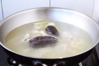 放入海参，炖煮3～5分钟。