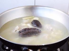 放入海参，炖煮3～5分钟。