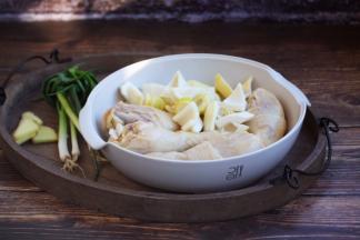 这是焯好水的春笋和焯好水的鸡腿，以及小香葱和姜。