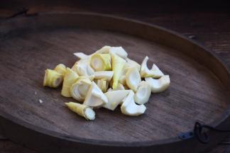 将春笋切成滚刀块。