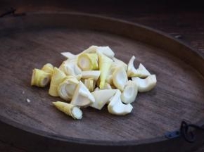 将春笋切成滚刀块。