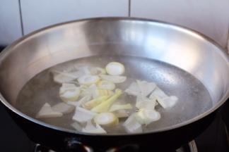 锅里放适量的凉水，水开后放入春笋块，大火煮开，煮约2或者3分钟，捞出备用。 
焯水可以去除春笋的涩味，吃起来更爽口，还能让70%的草酸流失。