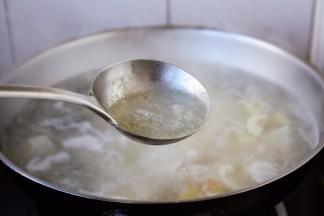 撇去浮油和血末。 炖30分钟左右。