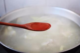 放入1勺的米酒。 大火煮开。