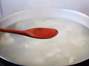 放入1勺的米酒。 大火煮开。