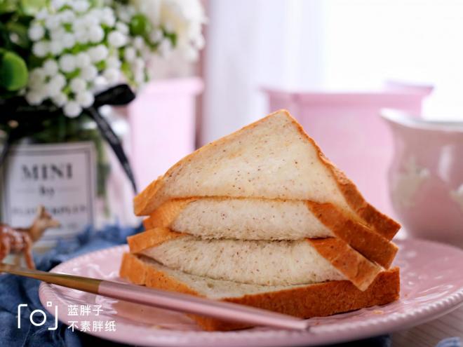 超软的黑麦吐司