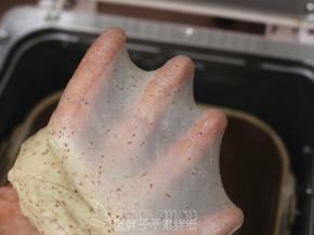 用后油法将面团揉到完全阶段，即能拉出手套膜。