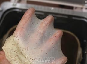 用后油法将面团揉到完全阶段，即能拉出手套膜。