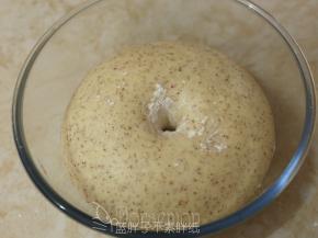 大概60分钟后，面团发酵到两倍大，手指沾面粉戳一个洞，不回缩、不塌陷即表示发酵完成。
