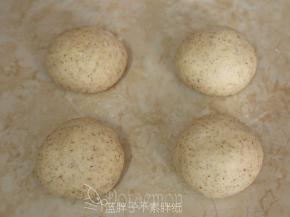 发酵好的面团按压排气，之后平均分成4个面团，将它们都滚圆之后盖上保鲜膜松弛15分钟。