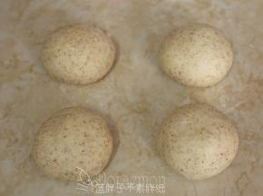 发酵好的面团按压排气，之后平均分成4个面团，将它们都滚圆之后盖上保鲜膜松弛15分钟。
