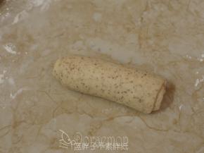 由上往下卷起来，收口记得捏紧。