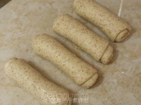 四个面团都如此处理，完成第一次擀卷，盖上保鲜膜松弛15分钟。