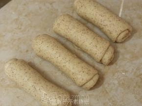 四个面团都如此处理，完成第一次擀卷，盖上保鲜膜松弛15分钟。