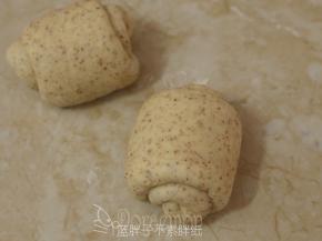 由上往下卷起来，四个面团全部这样处理好。