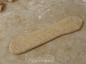 接着把面团擀开。