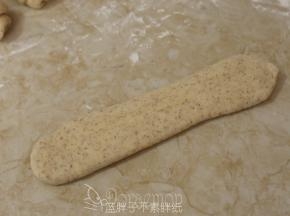 接着把面团擀开。