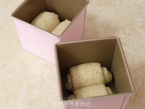 2个一组放入模具中。