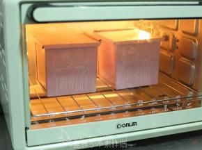 发酵好的面团盖上吐司盖，送入预热好的烤箱，下层，上下火170℃，烘烤30分钟。