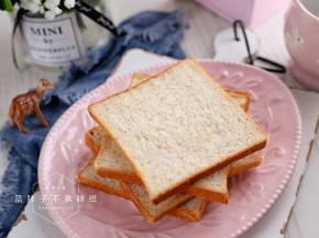 烤好的吐司立即脱模，侧放在烤网上晾凉。完全晾凉之后再切片开吃。