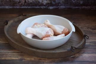 将鸡腿用清水浸泡半个小时，清洗干净。