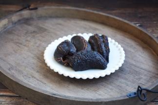 已泡发好的海参从冰箱的冷冻室里拿出来自然解冻。