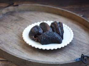 已泡发好的海参从冰箱的冷冻室里拿出来自然解冻。