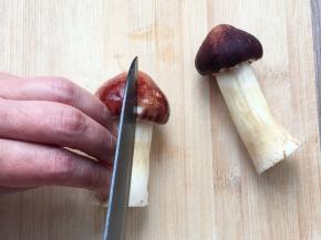 切松茸，最好采用陶瓷刀或者竹刀，小心的切成约三毫米的厚片，或者一分为二。