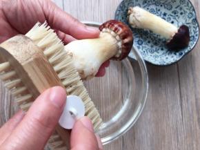 松茸清洗时是要非常小心地，先用毛刷轻轻刷去根部上的泥土，再用流水轻轻冲洗干净泥沙，尤其是小伞帽的部分，否则吃的时候会有令你不快的感觉哦！