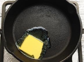 锅微微热，加入黄油，小火慢慢融化。