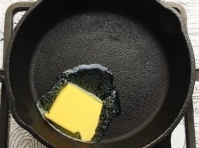 锅微微热，加入黄油，小火慢慢融化。