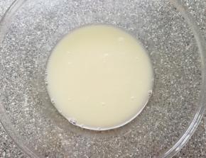 盆里倒入温水，加入发酵粉、盐和糖混合均匀。