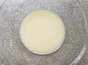 盆里倒入温水，加入发酵粉、盐和糖混合均匀。